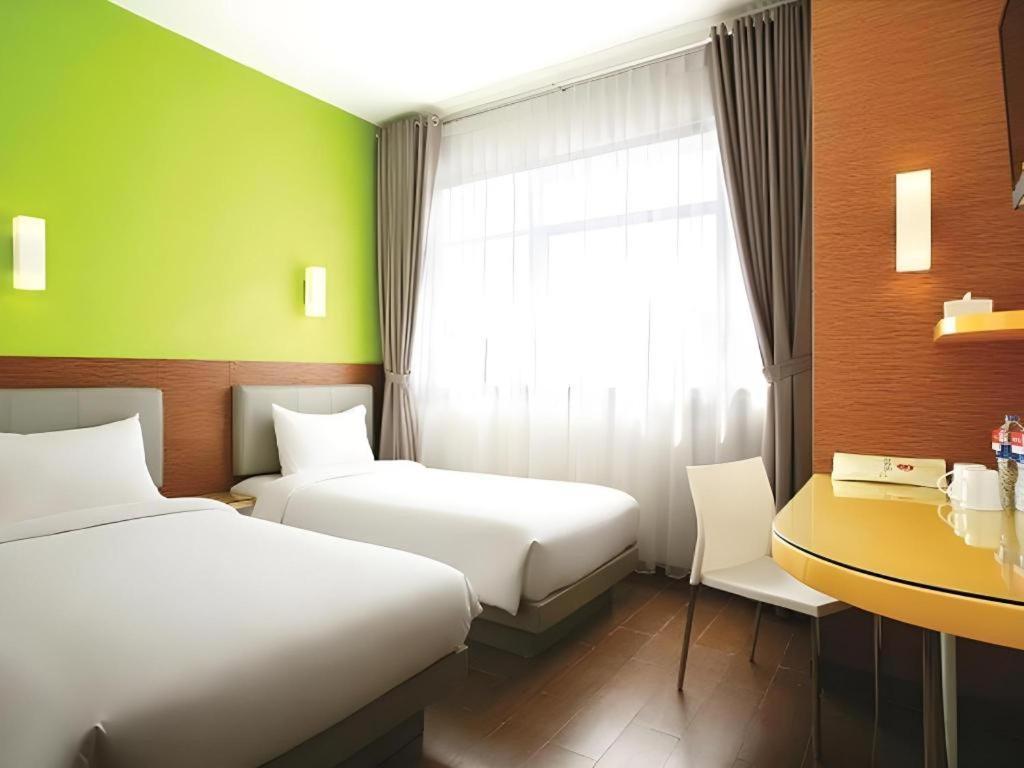 Amaris Hotel Pakuan Bogor Exterior photo